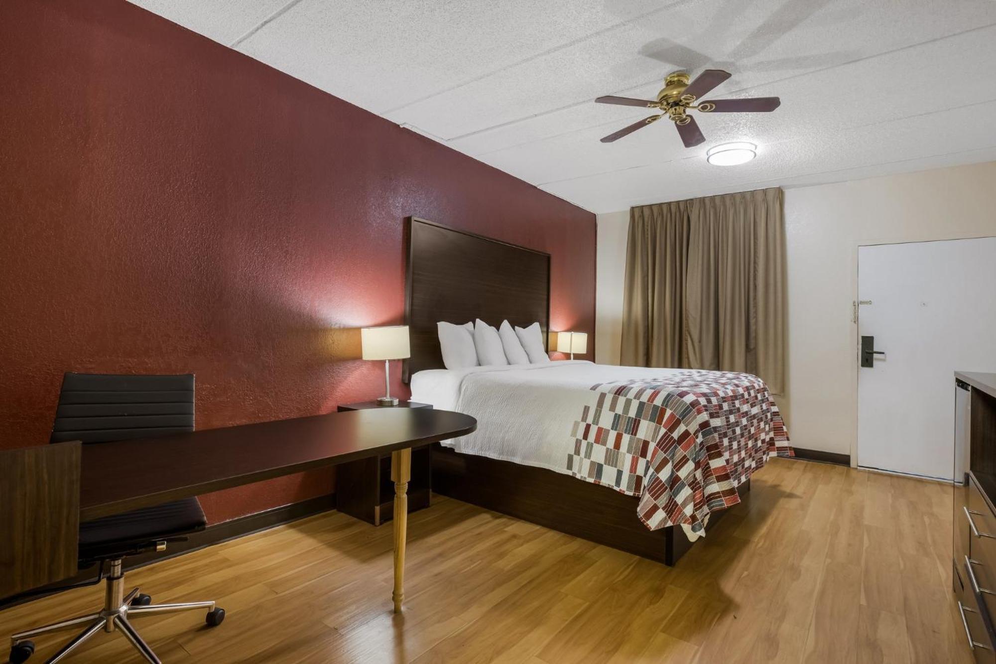 Red Roof Inn & Suites Statesboro - University Exterior photo