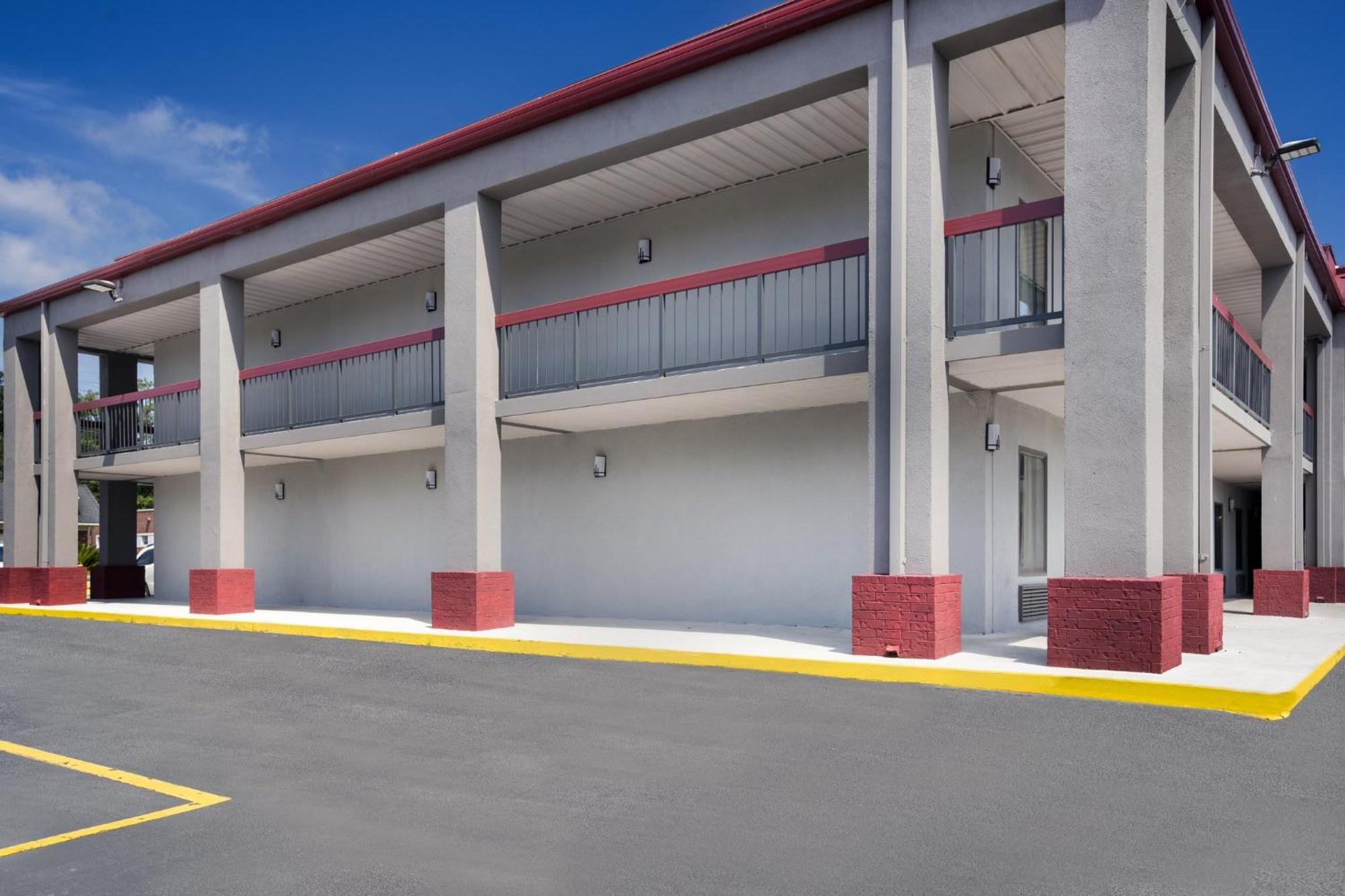 Red Roof Inn & Suites Statesboro - University Exterior photo