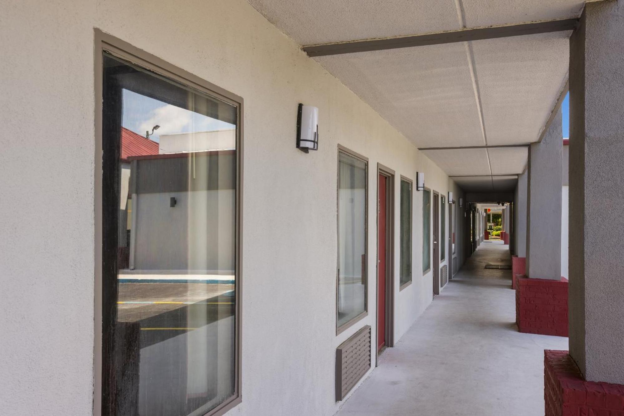 Red Roof Inn & Suites Statesboro - University Exterior photo