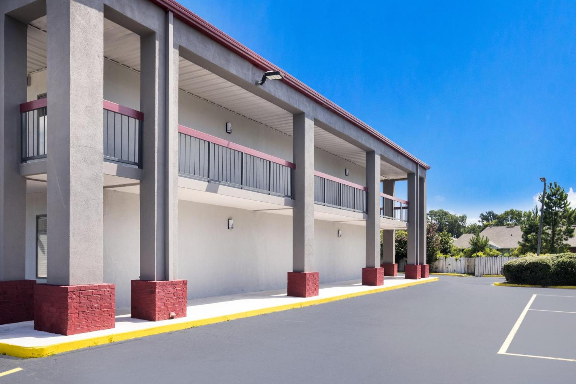 Red Roof Inn & Suites Statesboro - University Exterior photo