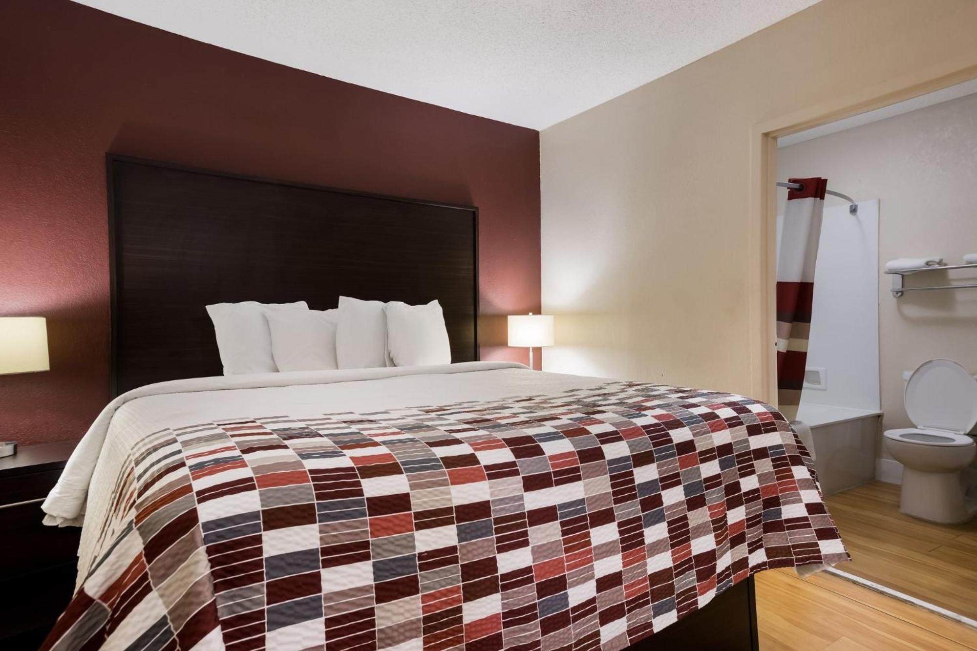 Red Roof Inn & Suites Statesboro - University Exterior photo